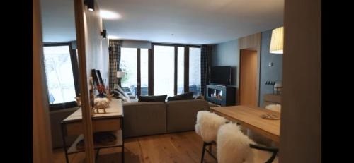 Isard Homes by Select Rentals