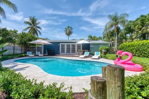 Enchanting Juno Beach Home Sleeps 8