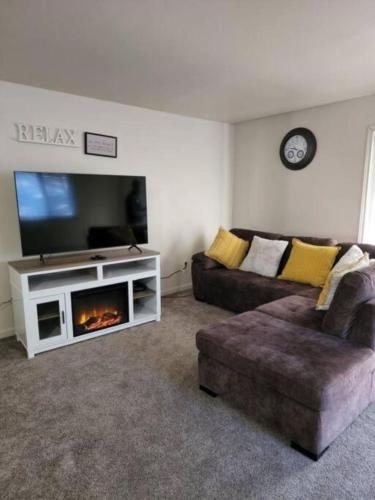 Convenient & cozy 4 br T H; heated 2 car garage