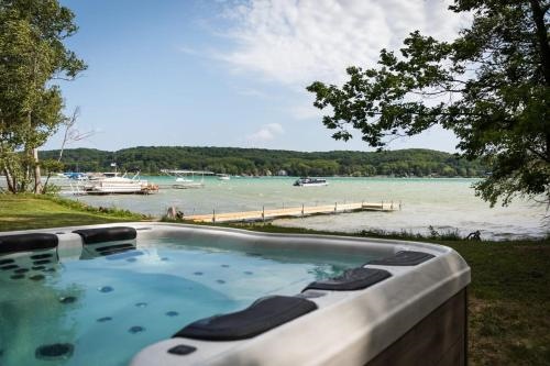 Little Glen Cottage with Direct Beach Frontage and Hot Tub