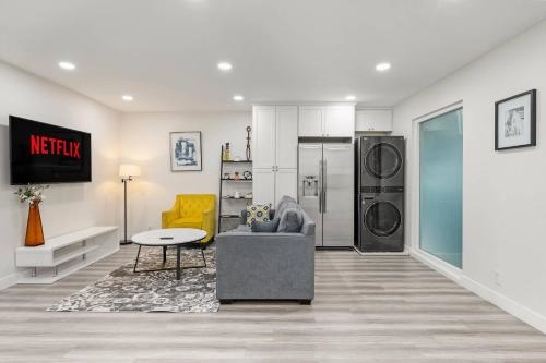 New renovated 2B2B APT Self checkin free parking 1