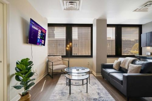1B1B Modern Chic in DT Pittsburgh 24 7 Valet Gym Lounge Roku