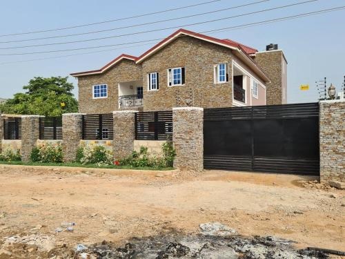 Gorgeous, Quiet & Comfy-Close To Highway-Parking