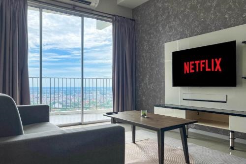 Cozy Sunset View High Floor Condo with Free WiFi Netflix