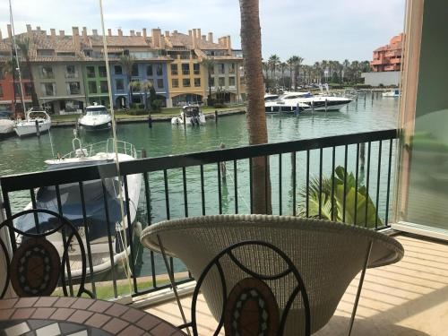 Apartamento con piscina playa con vistas panoramicas en la Marina de Sotogrande