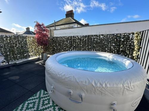Central Eastbourne Escape with Rooftop Jacuzzi
