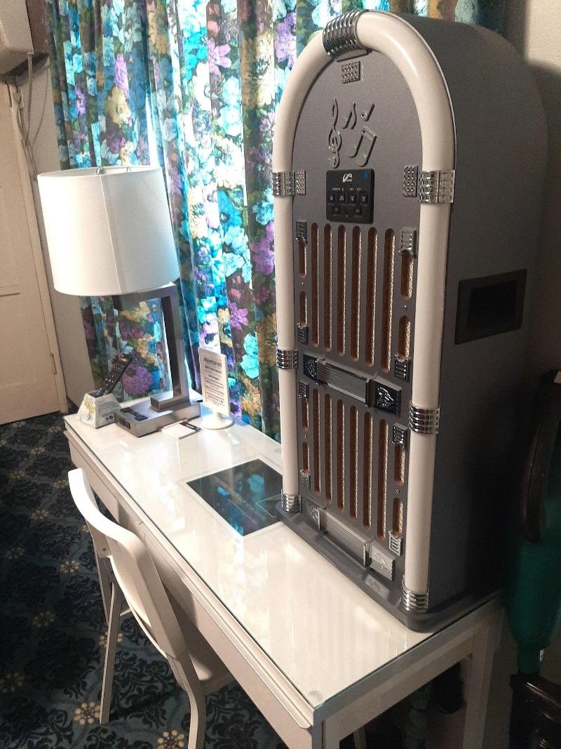 The New Star Motel (1950s Retro Lodging and Retreat Center)