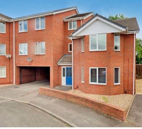 Comfy 2-bedroom Flat with Private Parking