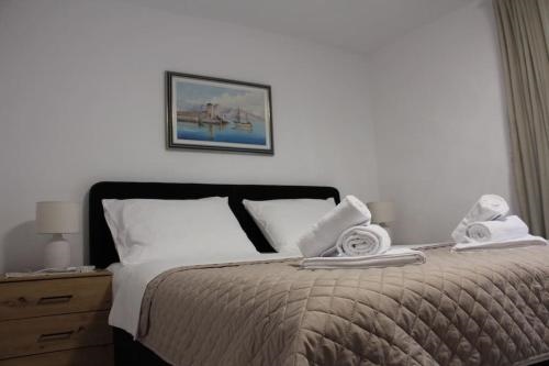 Apartman M&A&M Karlobag 2 minute away from beach