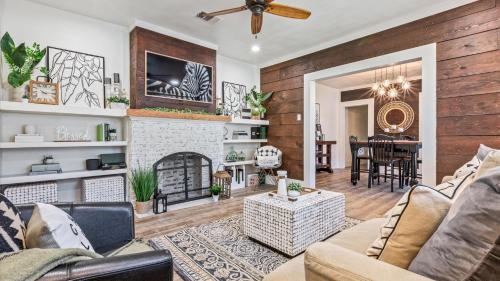 Curated Cottage. minutes from Silos, zoo, Baylor