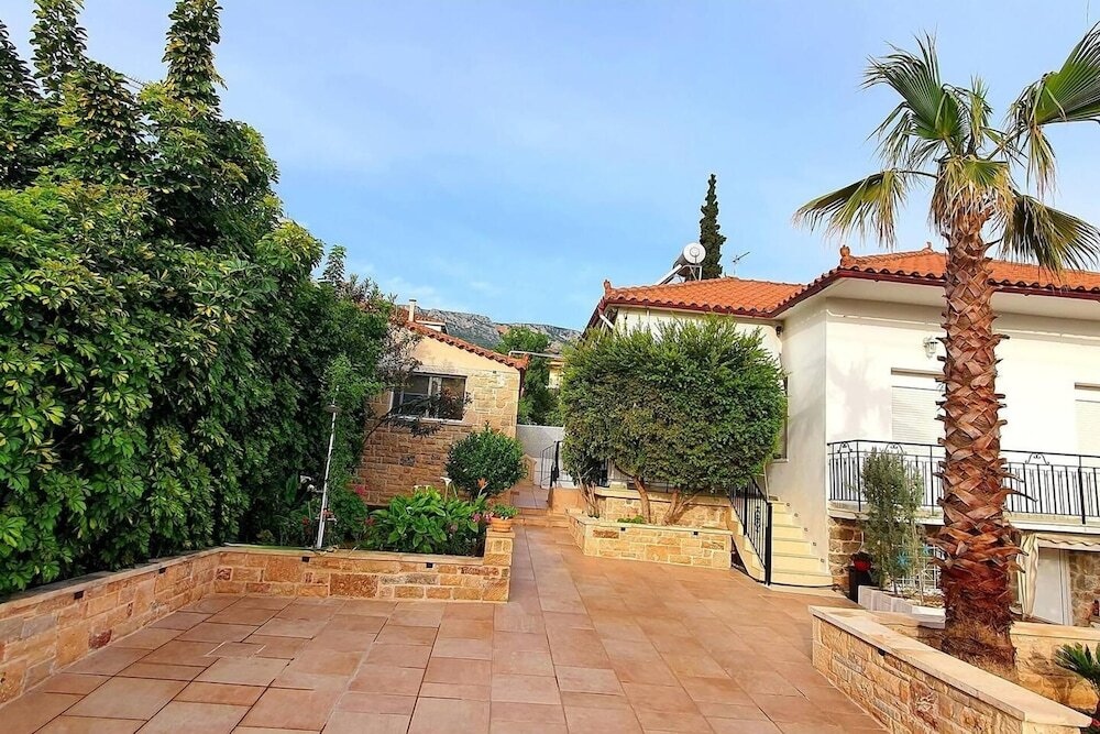 Charming 3-Bed House In Tyros