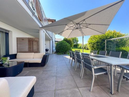 LIEBLINGSPLATZ Premium Apartments Seekirchen elegant countryside shared Poolarea