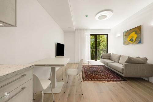 Contemporary 2 Bedroom Apartment with EV Parking by Hostlovers