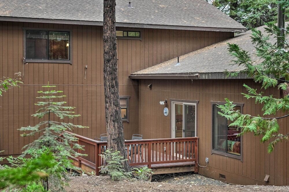 Cozy Camp Connell Cabin: Large Game Room & Decks!