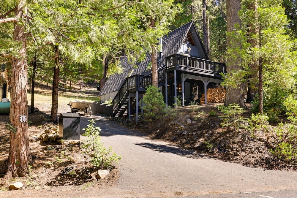 Decks, Grills + Fire Pit: Camp Connell Hideaway!