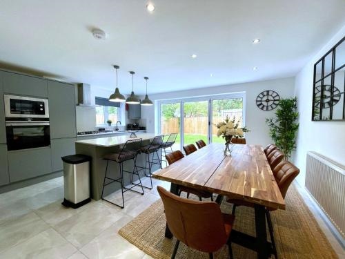 Brand NEW 4 bedroom detached house 20 min walk to Gloucester Docks Ample Parking Superfast Wi Fi Long stay rates