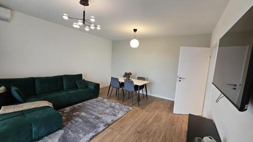 Spacious Riverside View, Class Park