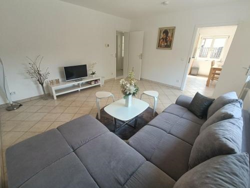 Geraumige helle Wohnung im grunen Taunus mit Privatparkplatz