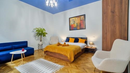 2 Bedroom OldTown Mountain View Apartment with private terrace and high ceilings rooms