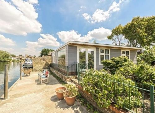 RIVER RETREAT- near Holloway U, Thorpe Park and Heathrow airport