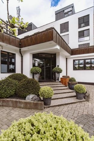 &Repeat Koln Airport