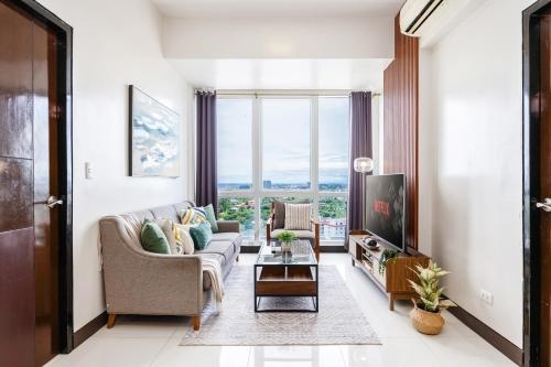 Furnished 2BR Top Floor Condo Minutes to Beach with Amazing Sea View, Netflix, WiFi and Pool Access