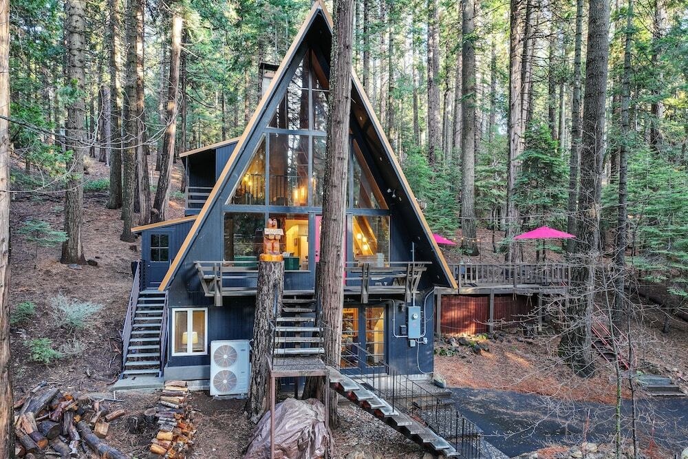 3 Mi to Calaveras Big Trees: Cabin w/ Fire Pit!