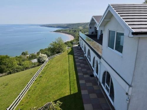 The White House, Panoramic Sea Views, Games Room, 3 Beds