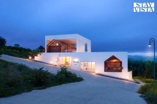 StayVista at Reflection by The Woods - Breakfast Included