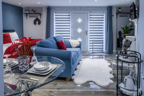 Luxury one bedroom guesthouse M6, Junction 10 Walsall