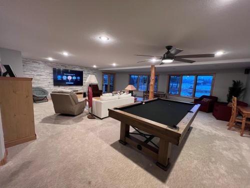 Large Log Home On Lake With Hot Tub