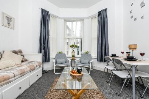 Cosy Wirral Home Near Liverpool with Free Parking