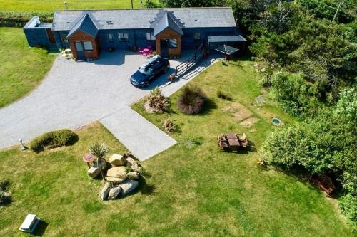2 Bedroom Cottage Sleeps 4 with Pool Use Sennen