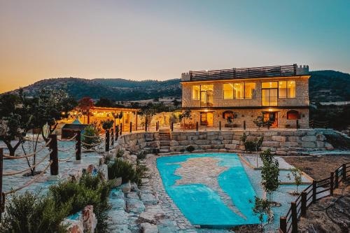 Kleos Noble Retreat - Stone-Build Apartments & Rooms with Pool, Sauna & BBQ Area