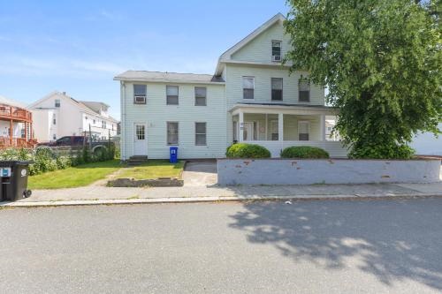 17-19Cozy&Spacious 6BR home in Malden with window AC and free parking