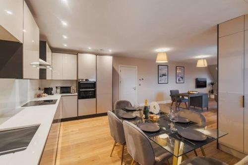 2BR Luxury Penthouse, Cinema Room, Private Parking