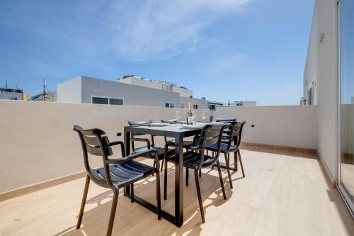 Chic Penthouse Steps from the Promenade