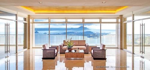 Cozy Modern Condo with Balcony & 5-star amenities