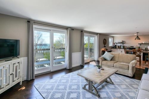 2BR Condo Downtown SWH w/ Ocean Views [Driftwood]