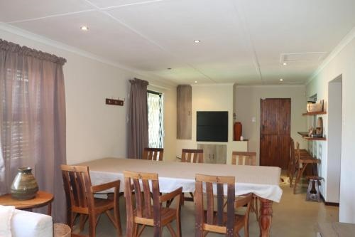 du Repos (Lovely & Relaxing 2-Bedroom Unit with Patio)