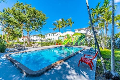 Renovated Apts with Kitchen Fast WiFi Smart TV Roku & Pool Onsite 4 mi to Surfside Beach