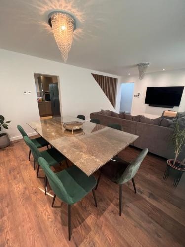 Modern 4 bedroom entire house 8 Sleep