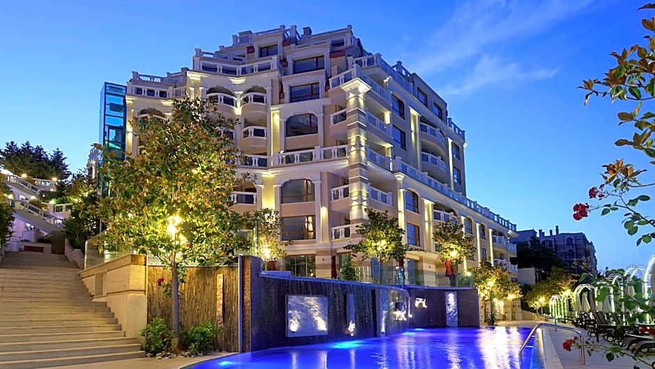 Luxurious and panoramic apartment at the beach.