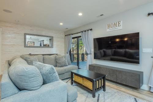 Spacious 4BR Mountain Retreat for 16 in Fairview