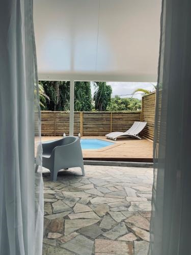 Bas de villa F2 cloture avec jardin au Lamentin