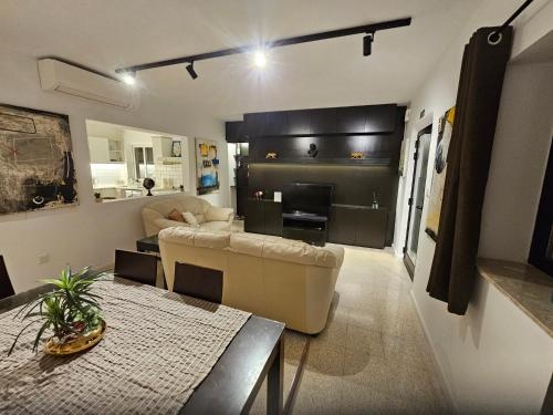 3 Bedroom Apt In Prime Location 5M Away From Beach