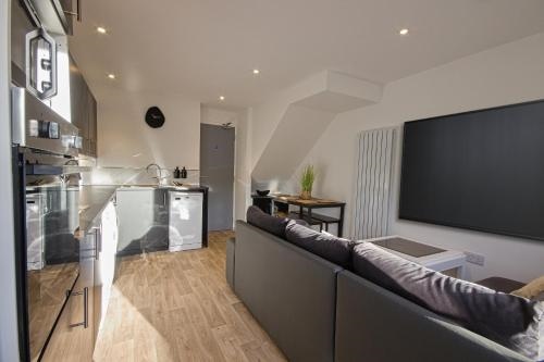 Contractors, Medical staff, Relocators, Families- 5 Bedroom 3 bathroom house- 2min walk to L&D