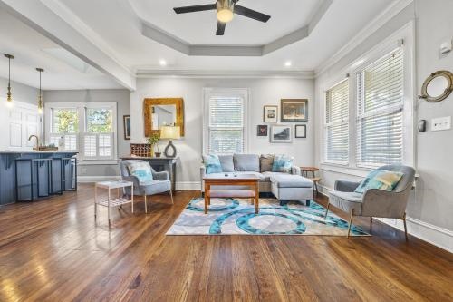 1920s Bungalow with King bed WIFI Fenced backyard