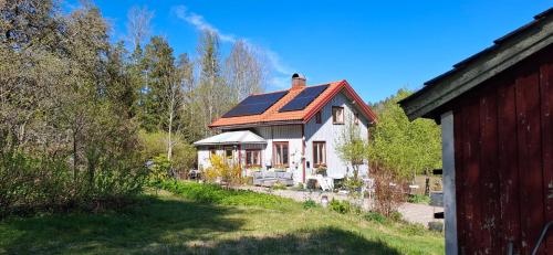 Charmigt aldre hus, laddbox 22 kw, 5 bil-minuter till bad