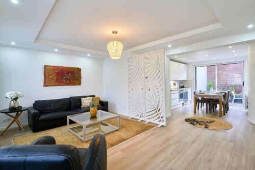 2 bedroom apartment w courtyard at Croise Laroche